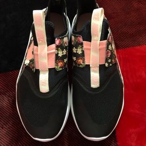 Nike floral  🌺 sneakers 👟 size 8.5 /7 youth